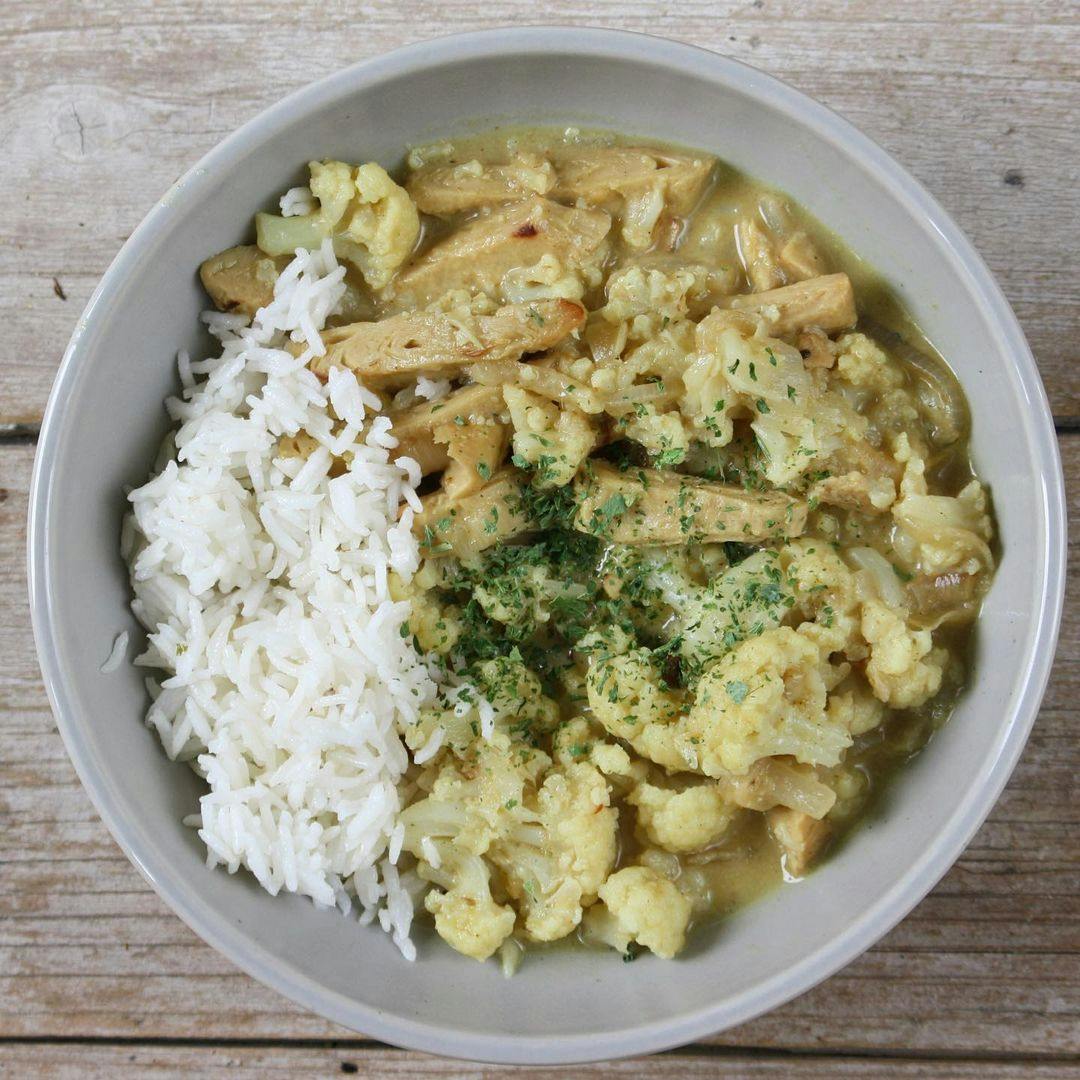 Curry de falso pollo con coliflor recipe image