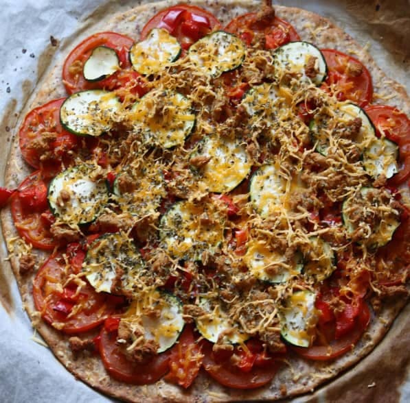 Pizza de tomates y calabacín picture