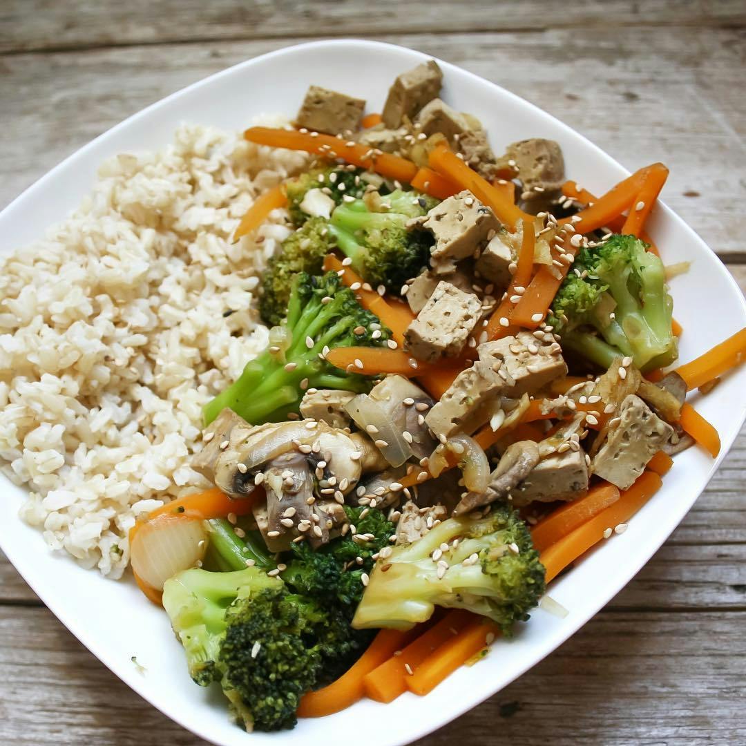 Salteado de verduras con tofu y arroz picture