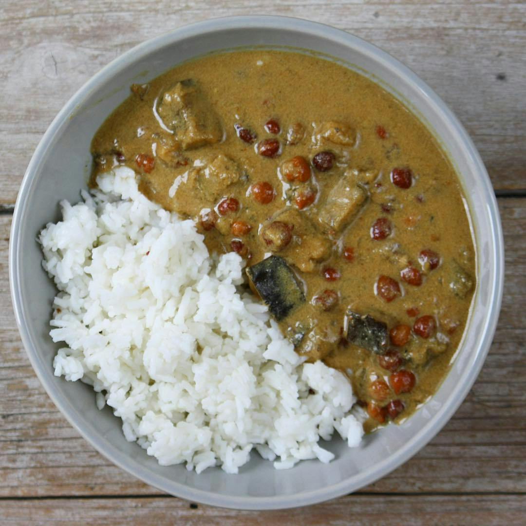 Curry de garbanzos con arroz recipe image