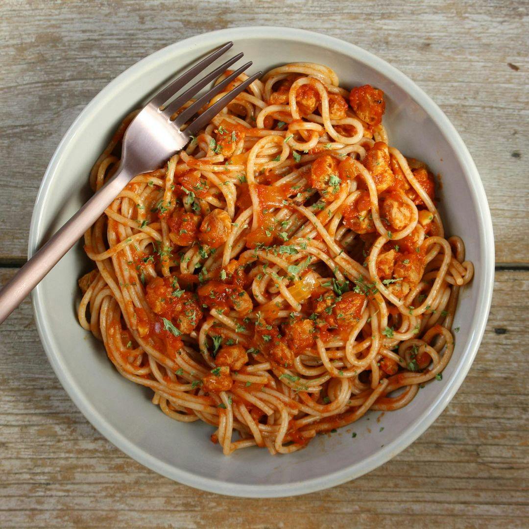 Espaguetis integrales con salsa boloñesa recipe image