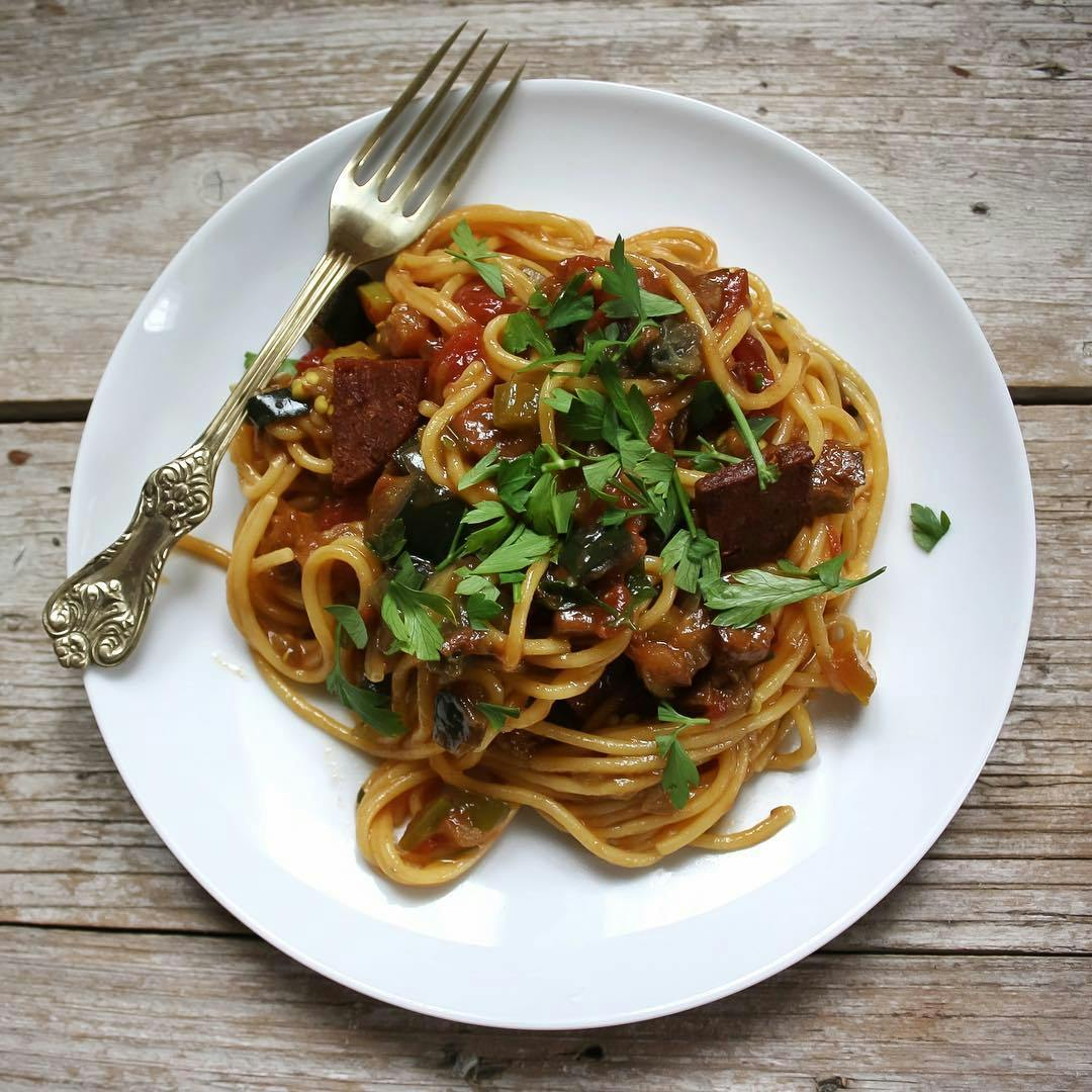 Espaguetis con chorizo vegano recipe image
