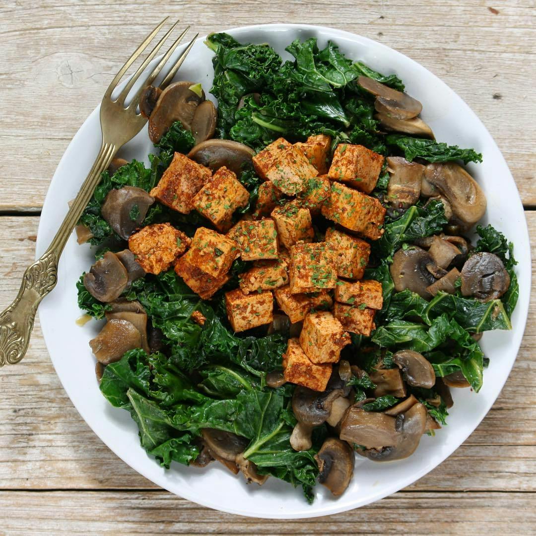 Salteado de champiñones con kale y tofu recipe image