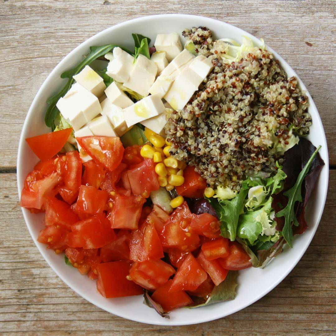 Ensalada de quinoa y tofu picture