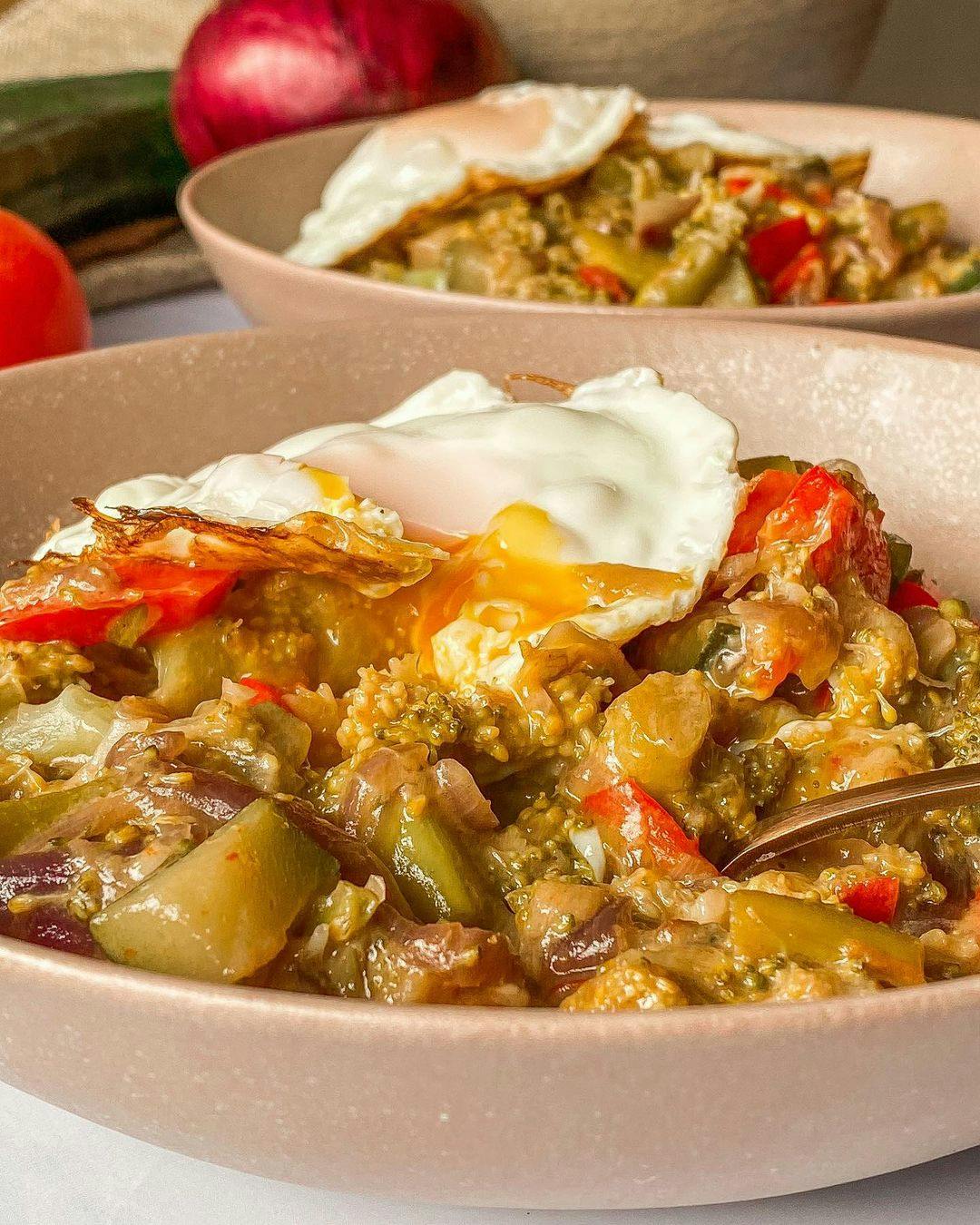 Curry de verduras con huevo a la plancha  picture