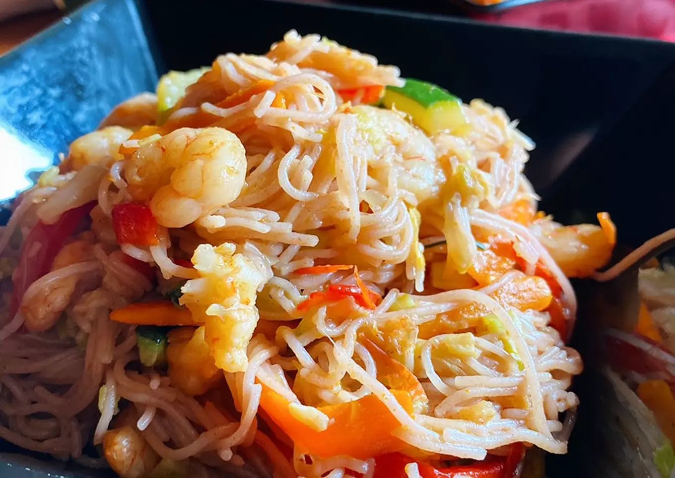 Noodles de arroz con verduras y gambas picture