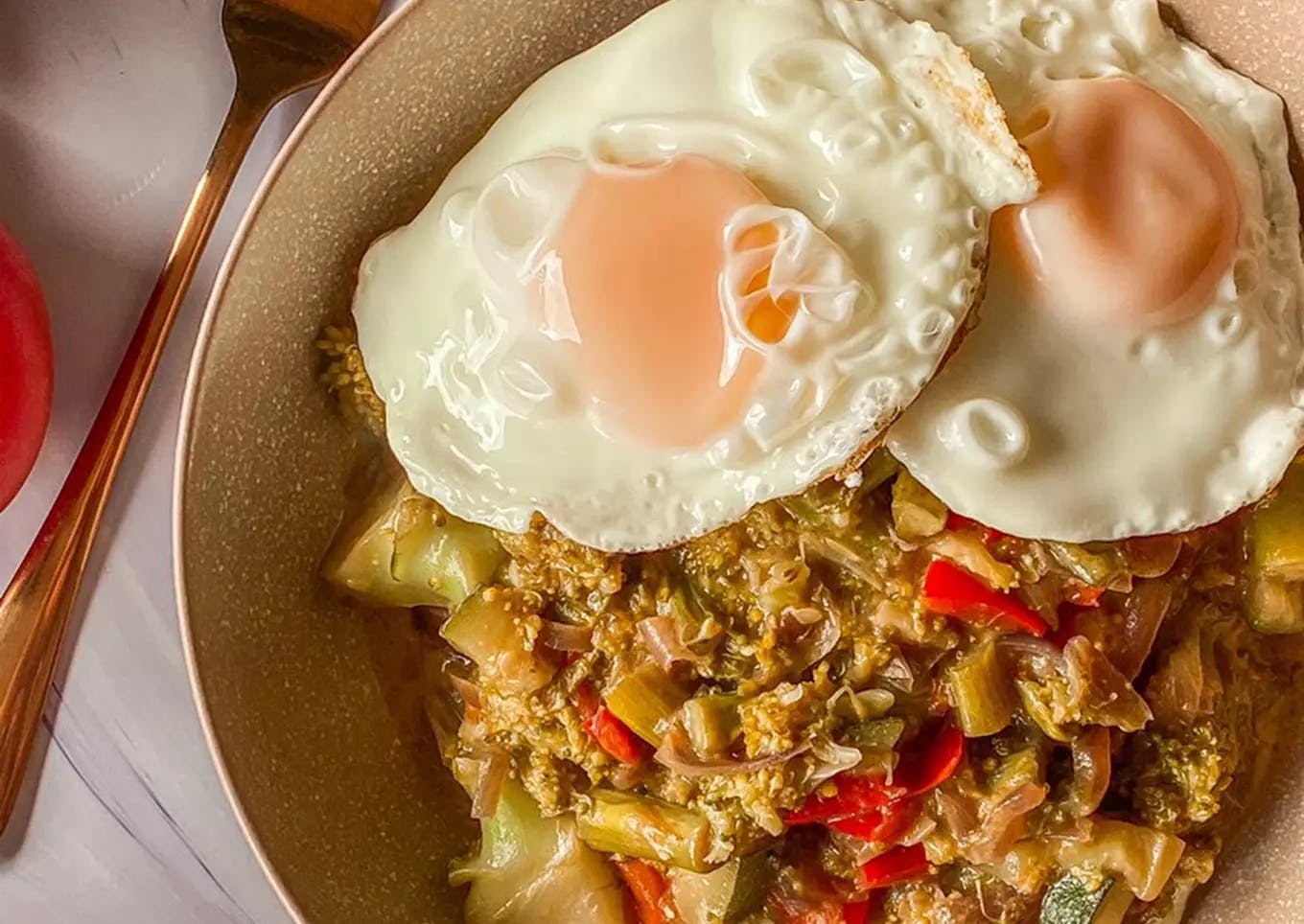Curry de verduras con huevo recipe image