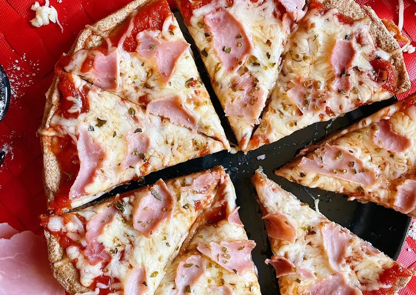 Pizza integral de jamón y queso a la sartén recipe image