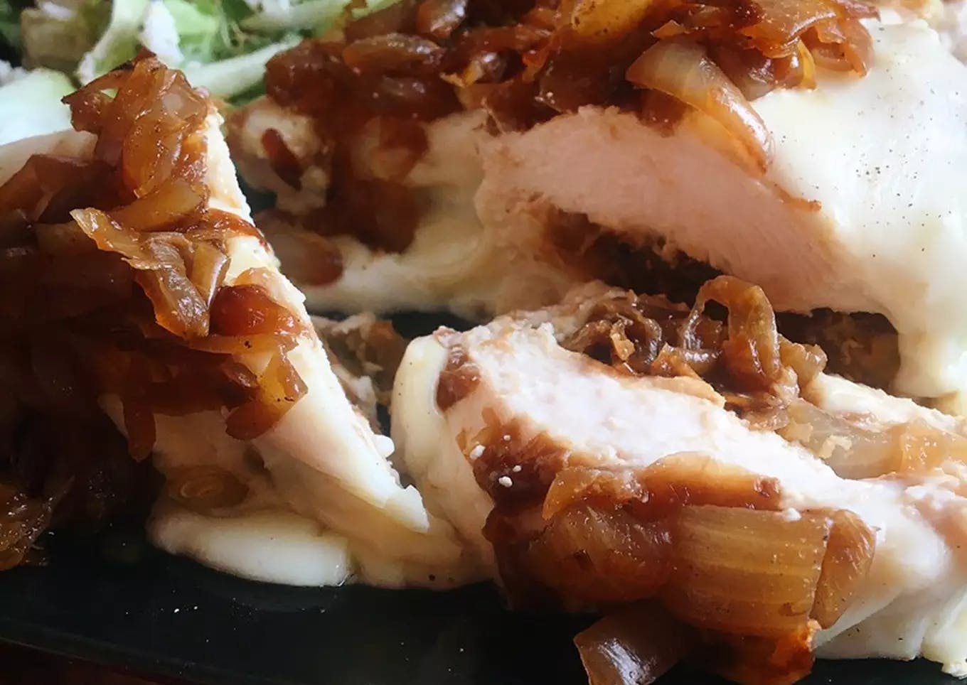 Pechuga de pollo con rulo de cabra y cebolla caramelizada recipe image