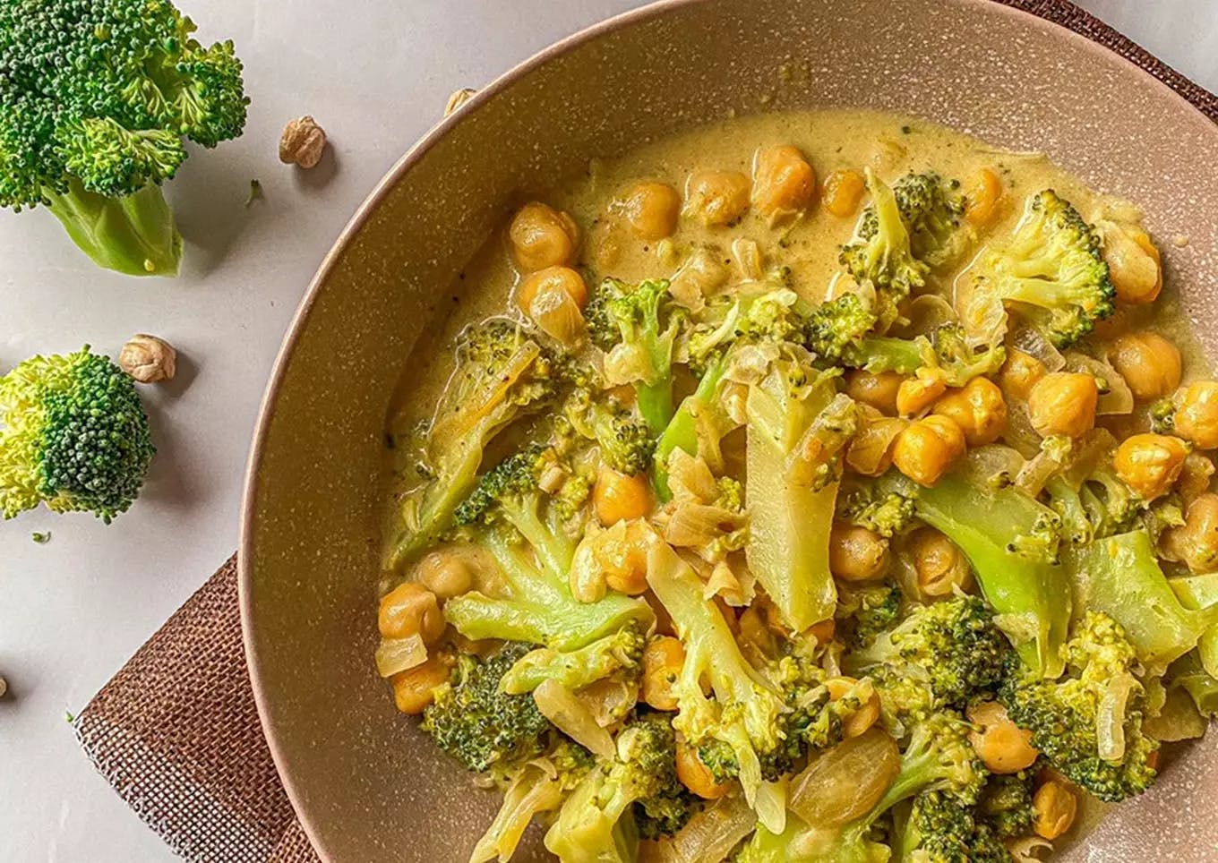 Curry suave de garbanzos con brócoli recipe image