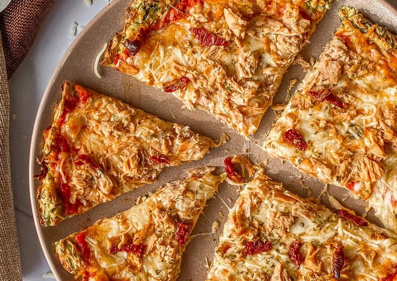 Pizza de atún con base de calabacín recipe image