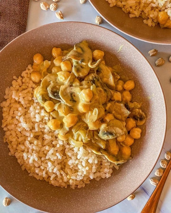 Curry de garbanzos y champiñones con arroz integral  recipe image
