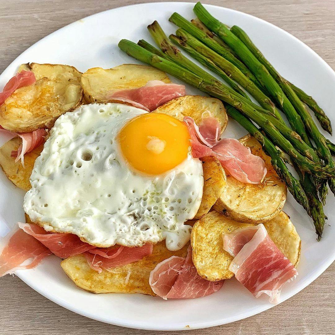 Huevo frito con patata asada recipe image
