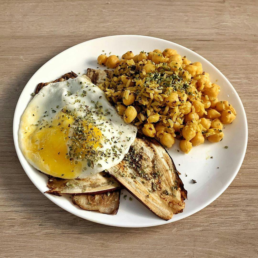 Garbanzos con huevo y berenjenas recipe image