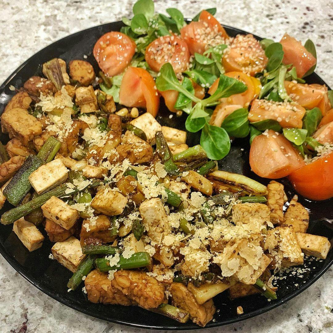 Salteado de verduras con tempeh y tofu  recipe image