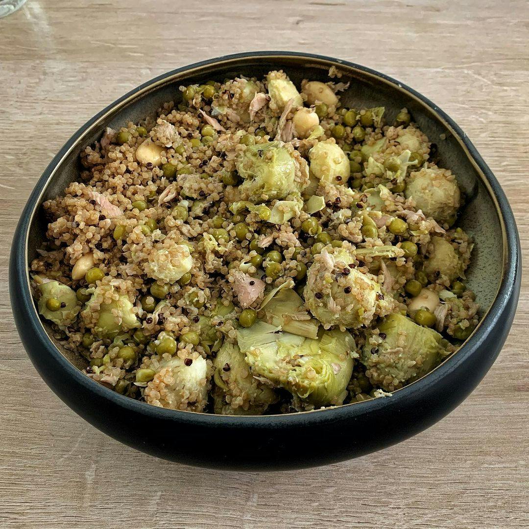 Corazones de alcachofa con guisantes, quinoa y atún  recipe image