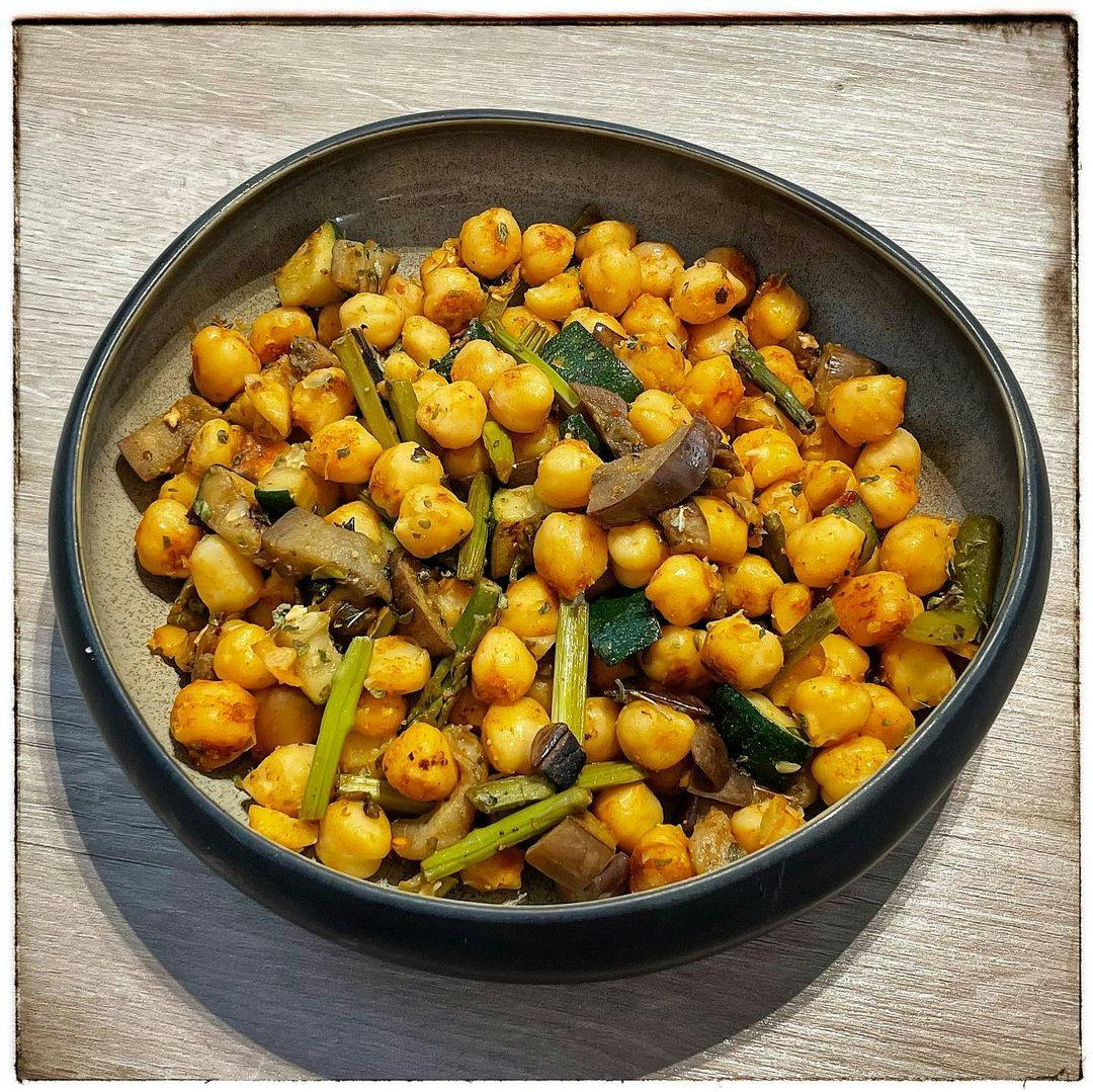 Garbanzos con verduras y pimentón recipe image