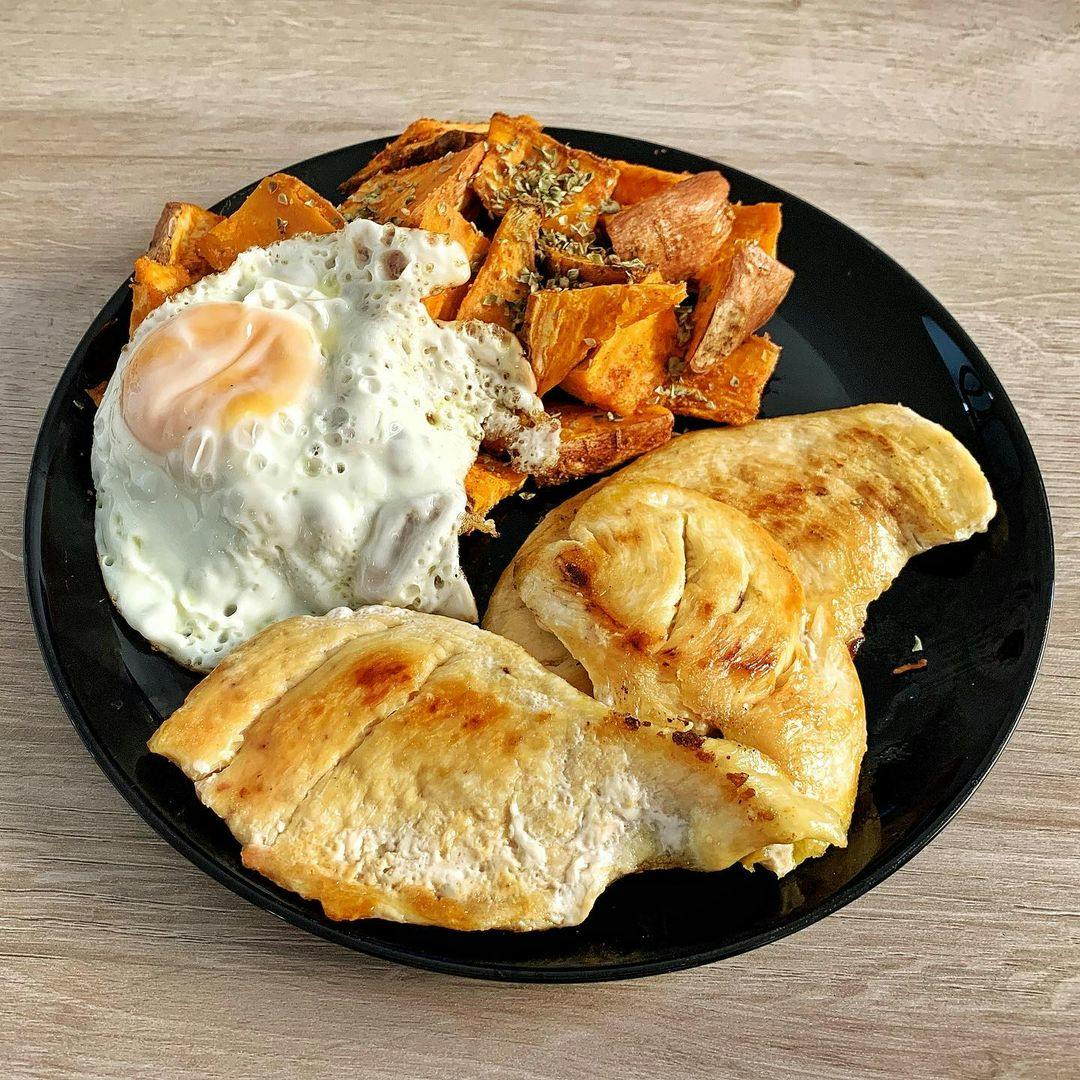 Pollo con huevo frito y batata asada recipe image