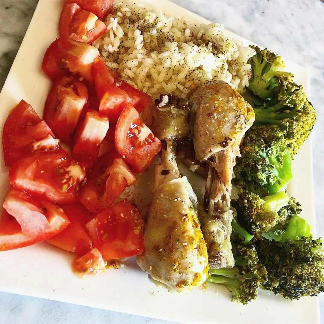 Pollo con brócoli y arroz picture