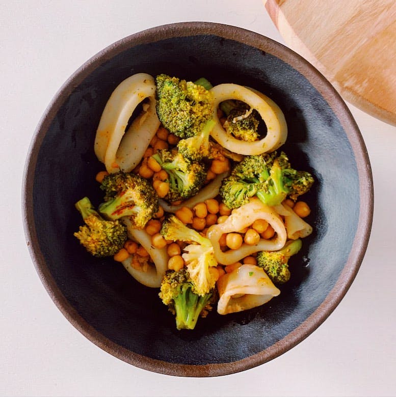 Garbanzos con brócoli y calamares recipe image