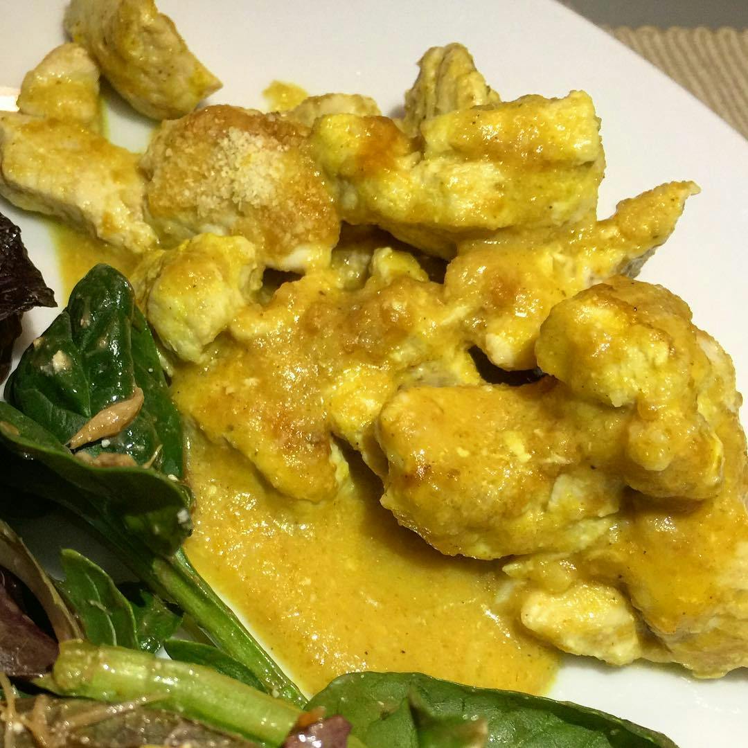 Pollo al curry con ensalada recipe image