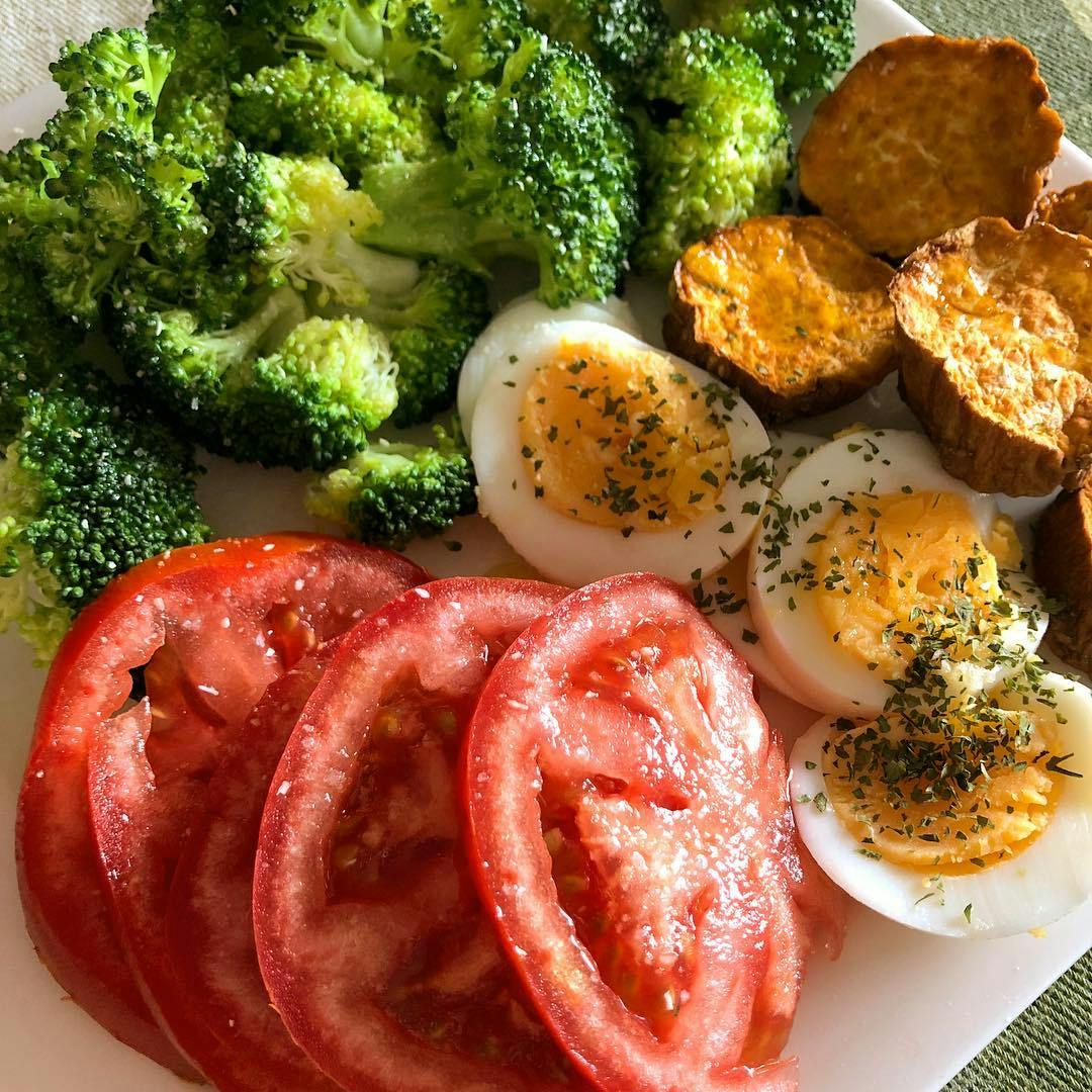 Brócoli, huevo y tomate con batata recipe image