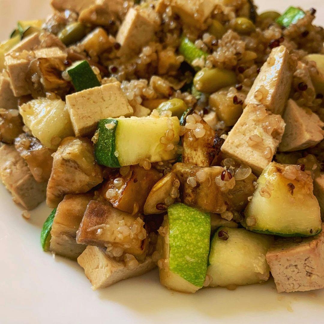 Salteado de quinoa con verduras y tofu picture