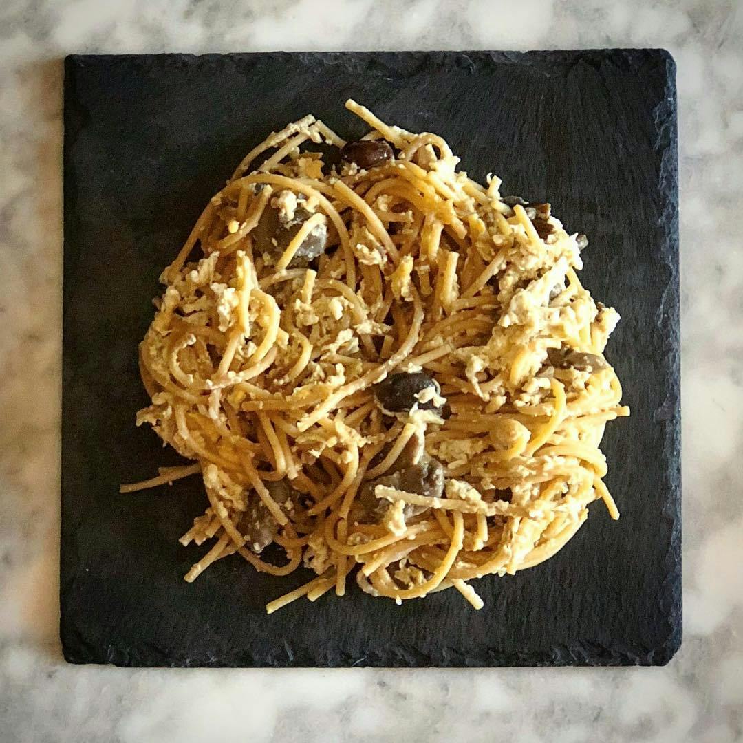 Espaguetis integrales con revuelto de setas recipe image
