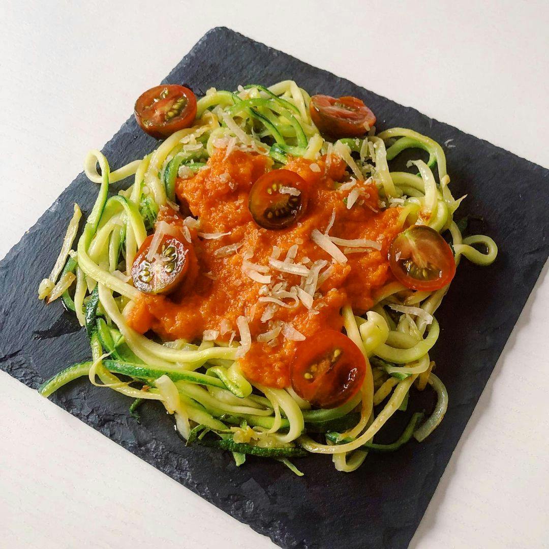 Espaguetis de calabacín con salsa de tomate recipe image