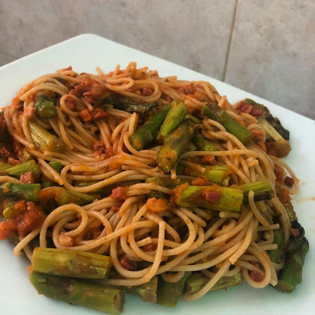 Espaguetis integrales con espárragos y jamón recipe image