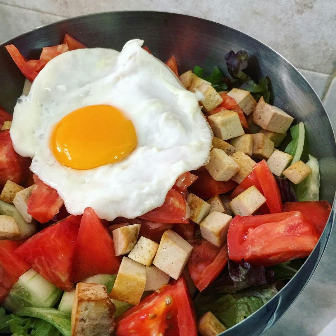 Ensalada con tofu y huevo recipe image