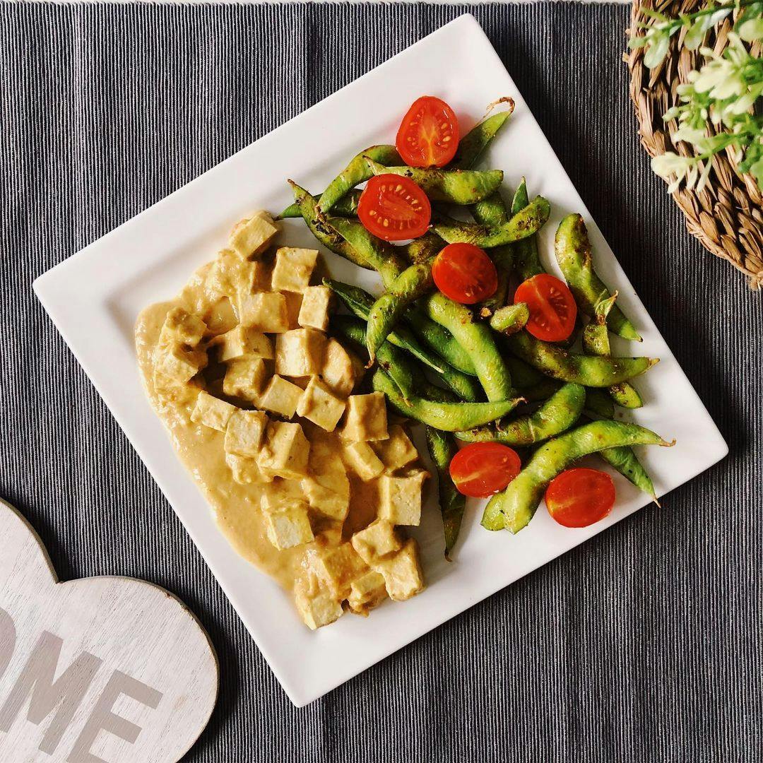 Tofu al curry con edamames recipe image